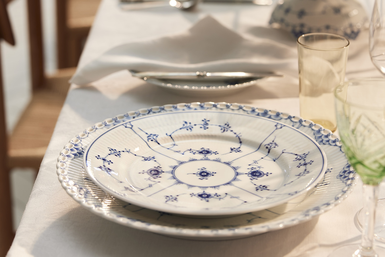 Set the wedding table with plates from Blue Fluted Full Lace and Blue Fluted Plain from Royal Copenhagen.